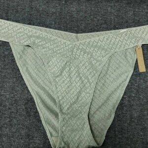 NWT- SKIMS by Kim K Women's Mid Rise Underwear/ Color TALC/